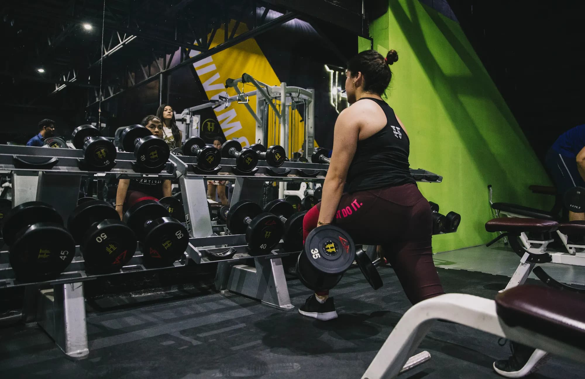 Zona de entrenamiento funcional y espacio libre en el gym