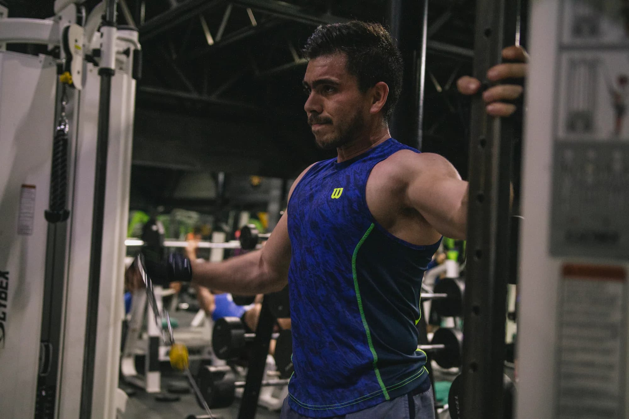 Zona de pesas y cables con equipamiento Life Fitness y Hammer Strength